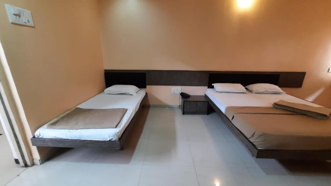 Sugandha Lodge Solapur Exteriér fotografie