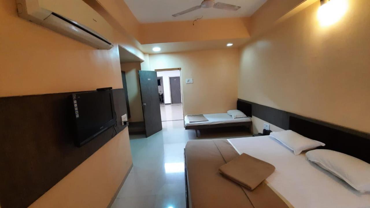 Sugandha Lodge Solapur Exteriér fotografie