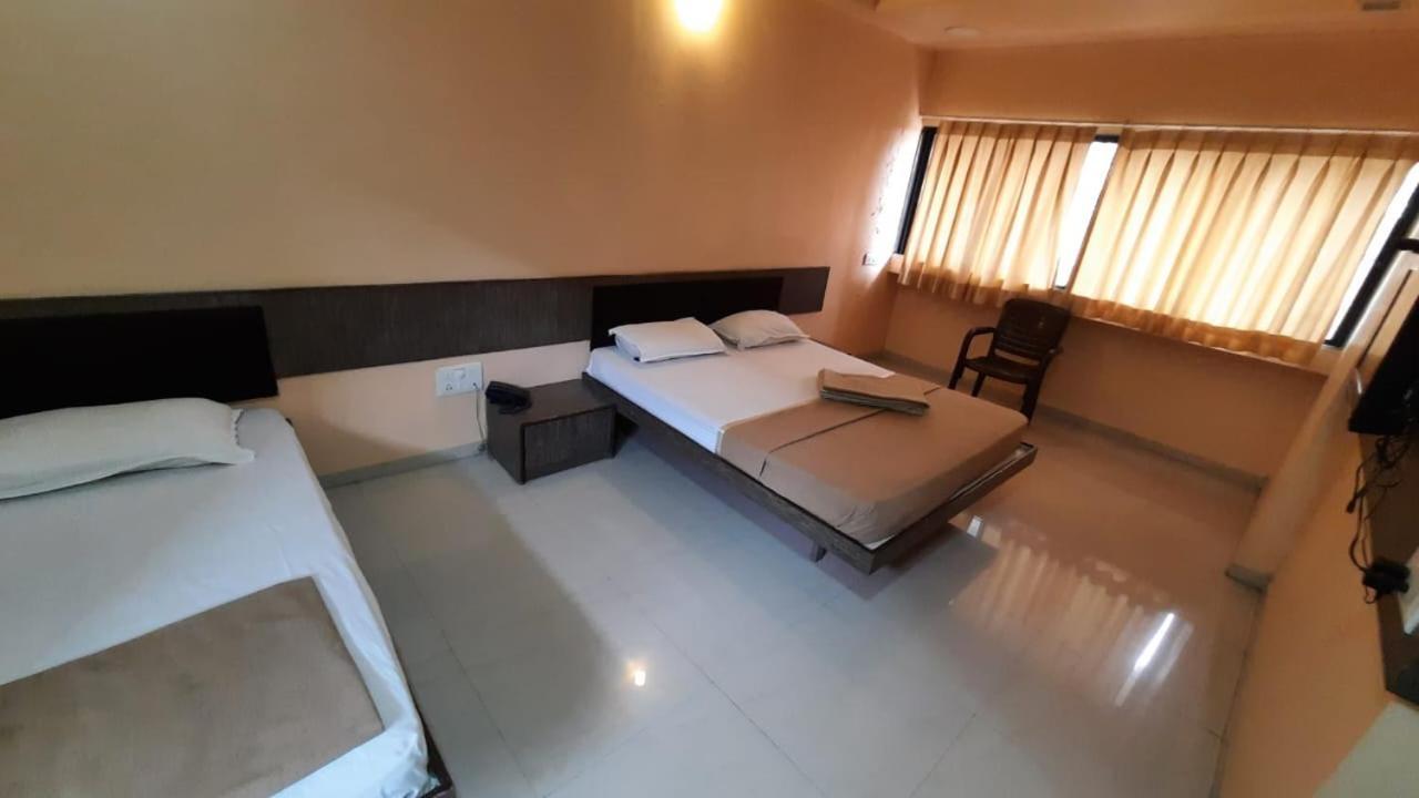 Sugandha Lodge Solapur Exteriér fotografie